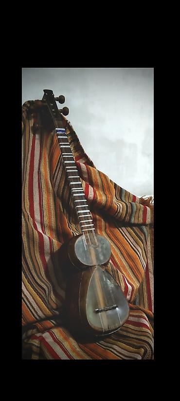tar: Tar səsləndirən simli musiqi aləti professional tardı. səhnələr və — 1