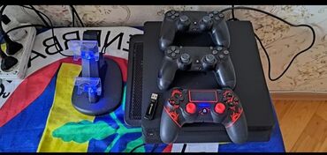 Sony PlayStation 4 oyun konsolu, dörd ədəd nəzarətçi və soyutma