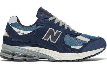 кроссовки new balance: Продаю new balance 2002r Купил за 5 500сом, носил 2 не полных дня