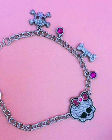 Наборы украшений: Браслет Monster High 400 со подвеска Barbie 450 сом, подвеска Hello
