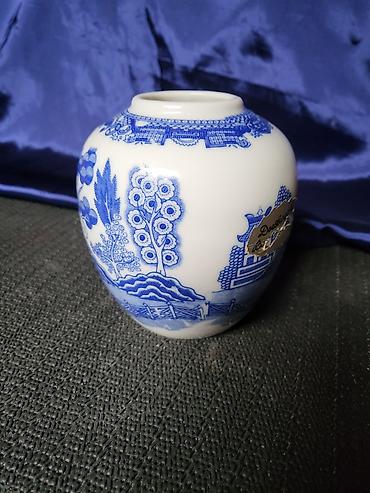 Vaze i saksije: Vaza nova Blue Willow,porcelanska 1950g+. Porcelanska nova,holandska — 8