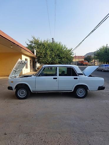 VAZ (LADA): VAZ 2107 sedan – klassik ağ rəngdə, 4 qapılı, arxaötürücülü. Texniki — 7