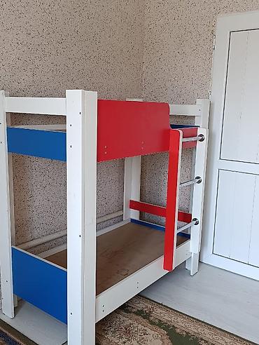 bunk bed: Детская двухъярусная кровать с лестницей - Компактная конструкция на — 2