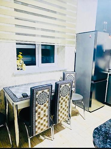 taxta domik: İki mərtəbəli fərdi yaşayış evi. Fasadı qırmızı rəngdədir və açıq krem — 7