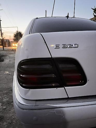 vaz 2107 2017: Mercedes-Benz E 320 (W210) – arxa hissənin detalları Stoplar — 1