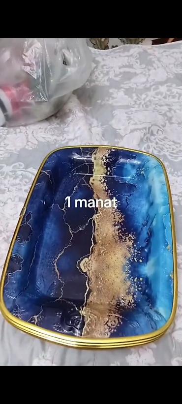 su sizma sirkəti: Dördbucaq formalı servis nimçəsi/tray. Dərin mavi fon üzərində qızılı — 1