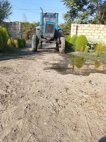 Süd sağan aparatlar: Mavi rəngli kənd təsərrüfatı traktoru. Xüsusiyyətlər: - Ön təkərli