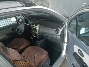 купить запчасти на опель вектра б: Компактный хетчбэк Daewoo Matiz в серебристом цвете, подходящий для