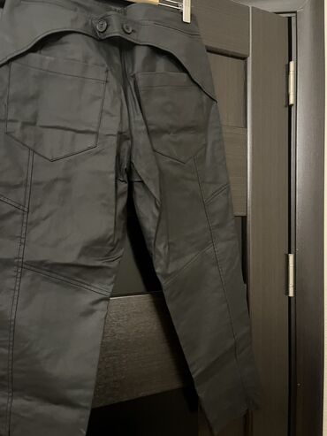 Heykəlciklər: Zara deri görünümlü, düz biçimli şalvar. S razmerdir ama Oversize — 15