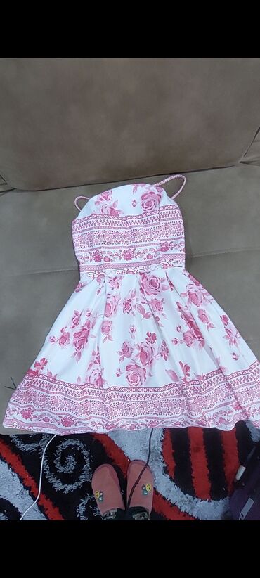 Dəstlər, kostyumlar: Qadın geyimleri 9 aznden baslayir. bir nece geyim alana endirim ve — 12