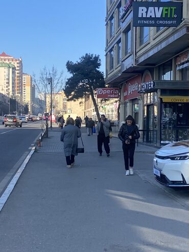 Mağazalar: Metronun yani insanlarin qaynayan yeri iş vadi orda adamnan yer