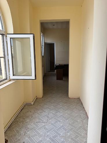 bıne: Qiymet 1 mertebe ucundur. 400 kv. 2 mertebedir. 9 otaq 1 ofis 3 tualet — 1