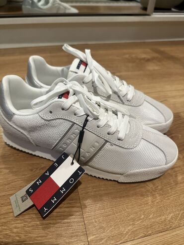 Кроссовки и спортивная обувь: Кроссовки, 39, Tommy Hilfiger, Новый, цвет - Белый, Самовывоз, Платная доставка at lalafo.kg Кроссовки и спортивная обувь: Кроссовки, 39, Tommy Hilfiger, Новый, цвет - Белый, Самовывоз, Платная доставка
