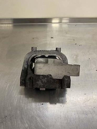ventilator klime passat b5 5: NOSAC MOTORA ZA VOLKSWAGEN PASSAT B8 - 3Q0199262J | Nosac motora za — 1