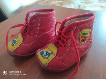 Детский мир: Детская обувь в хорошем состоянии.красные полусапожки 200 сом размер