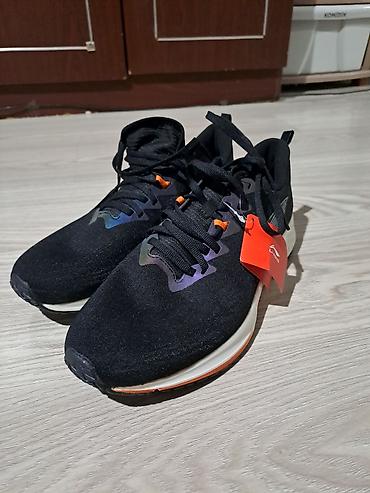 Кроссовки Li-Ning для бега и повседневной носки. Модель выполнена в