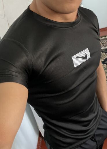 модные одежды: Мужская футболка, S (EU 36), Nike, Новый, цвет - Черный, Самовывоз, Платная доставка