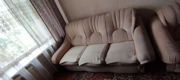 диван двуспальный раскладной: Прямой диван, цвет - Бежевый, Б/у