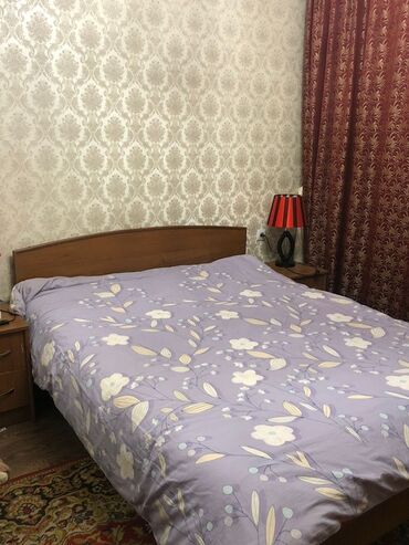 купить кровать полуторку с матрасом: Двуспальная кровать с деревянным каркасом и высоким изголовьем