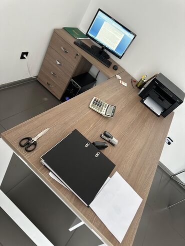 ханский стол: Комплект офисной мебели, Тумба, Стол, цвет - Бежевый, Б/у