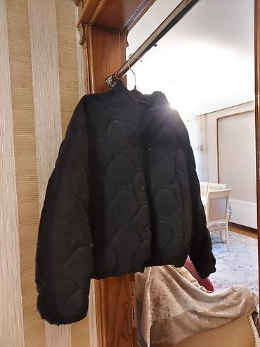 Kurtkalar: Qadın qısa qara jaket - Model: qısa, oversize kəsim - Rəng: mat qara — 1