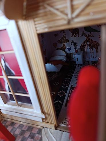 şekide satilan evler: Miniatür ev modeli, qırmızı damı və ətrafında hasarlı yaşıllığı ilə — 10