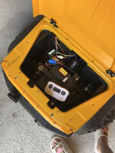 продажа бу вещей: Uşaqlar üçün nəzərdə tutulmuş sarı rəngli elektrikli avtomobil. Bu