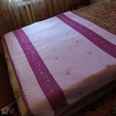 Постельное белье и принадлежности: Покрывало на кровать (односпалку или полуторку).
Размер 185х145см