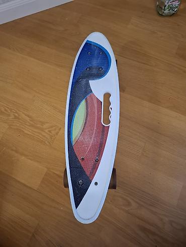 board: Plastik kruyzer skeytbord hər 4 təkəri işıqlarir. Uzunluğu: 58.5cm — 5