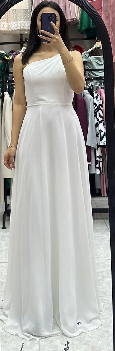 Ağ rəngli, birqollu uzun ziyafət/libas - Model: Asimmetrik bir