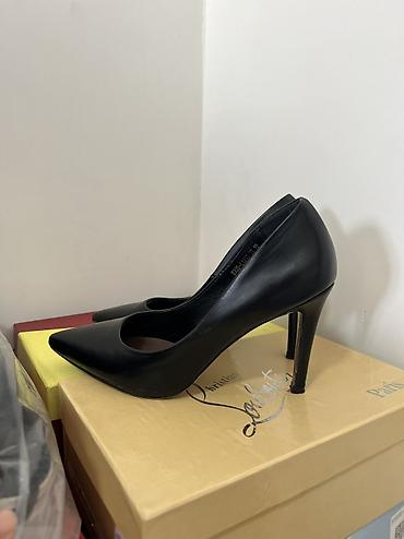 таман: Туфли, 38, Christian Louboutin, Б/у, цвет - Черный, Самовывоз — 2