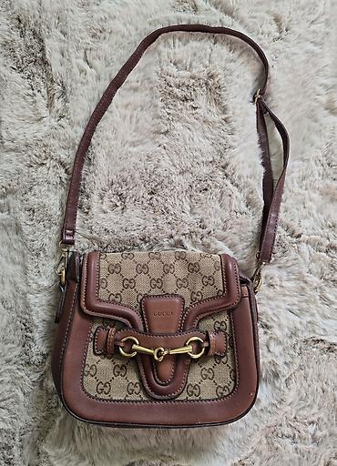guci torba: Braon torba crossbody sa GG logom . Nosi se preko ramena, ima 2 tačke — 2