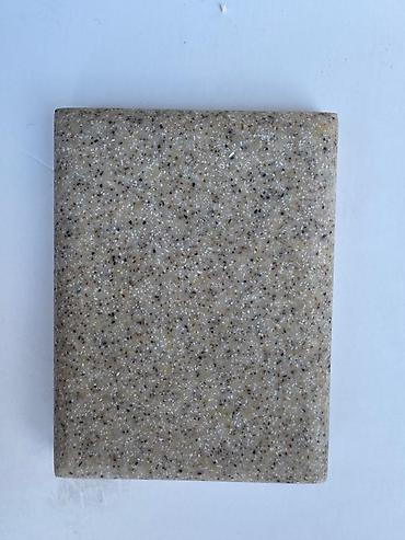 Digər divar panelləri: Kvars kompozit (engineered stone) səthlər – açıq bej-boz tonlarda — 14