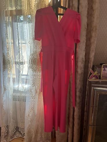 qar geyimi: Qadın üçün parlaq çəhrayı kombinezon - Model: qısa qollu, V-yaxa, üst — 2