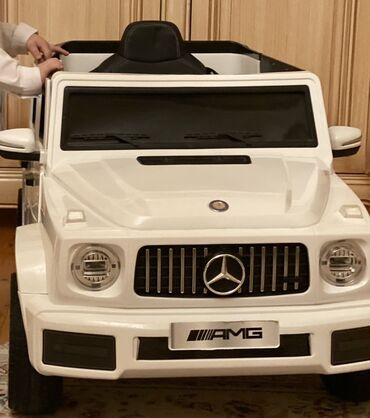 авто колесо: Uşaqlar üçün nəzərdə tutulmuş ağ rəngli "Mercedes G-Wagen" modeli