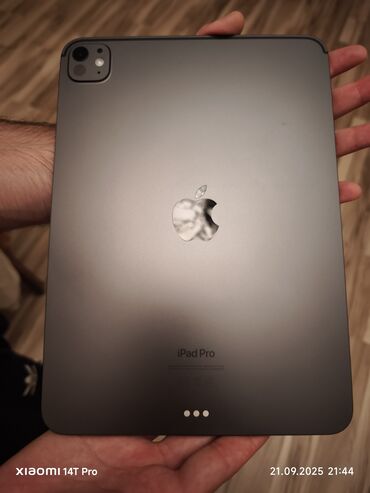 ipad 3 чехол: Salam ipad pro m4. 4 ay cəmi istifadə olunub çox səliqəli istifadə
