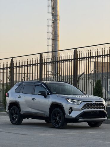 человек собирающий марки: Toyota RAV4: 2019 г., 2.5 л, Автоматические, Гибрид, Внедорожник
