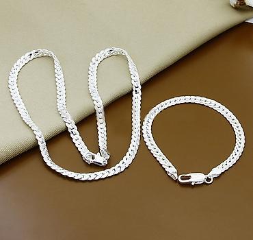 hugo boss torbice: Set nakita žig 925 Elegantni srebrni set sastavljen od: - Ogrlice — 2