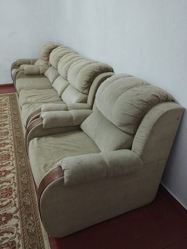 Диваны: Продается качественный диван с креслами б/у