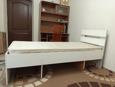 Односпальные кровати: Односпальная кровать, Б/у, С матрасом, Дерево, длина - 2 см