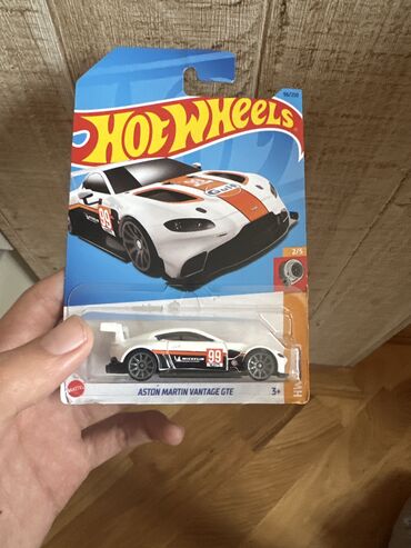 Oyuncaqlar: Hot wheels.
Aston Martin Vintage.
Qutusu açılıb