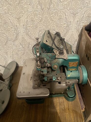 старая швейная машина: 3-нитка