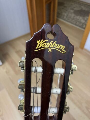 Akustik gitaralar: Salam. “WASHBURN” gitara satılır.Bilən-bilir necə birşeydi.Simsiz