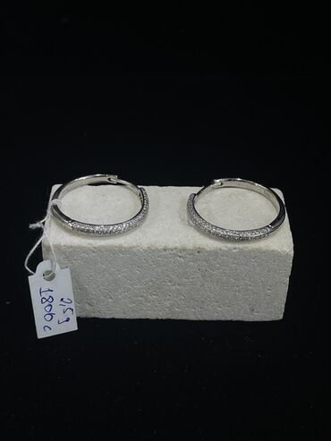 Серебряные серьги: Элегантные серьги-кольца серебристого цвета, украшенные россыпью — 2