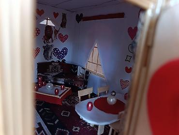 şekide satilan evler: Miniatür ev modeli, qırmızı damı və ətrafında hasarlı yaşıllığı ilə — 5