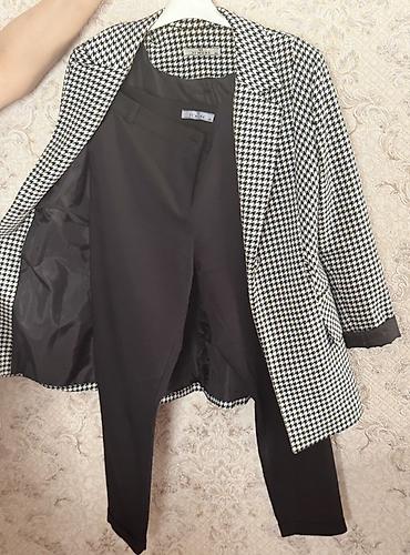 Dəstlər, kostyumlar: Qadın kostyumu – pencək və şalvar dəsti - Üst: Qara‑ağ “houndstooth” — 2