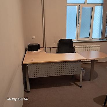 Ofis dəst mebeli: Ofis mebel dəsti - Qaranlıq taxta rəngində L- və T-formalı böyük iş — 3