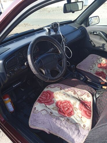 Volkswagen: Легковой автомобиль хэтчбек/седан бордового цвета. Основные — 5