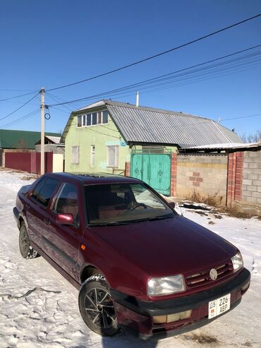 Volkswagen: Volkswagen Vento: 1993 г., 1.8 л, Механика, Бензин, Седан