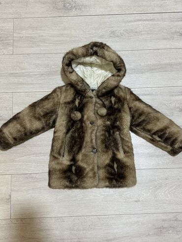 леопардовые вещи: Детская меховая куртка с капюшоном. - Материал: искусственный мех под